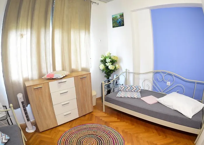 Hostal Sol Garden - With A Soul Pula